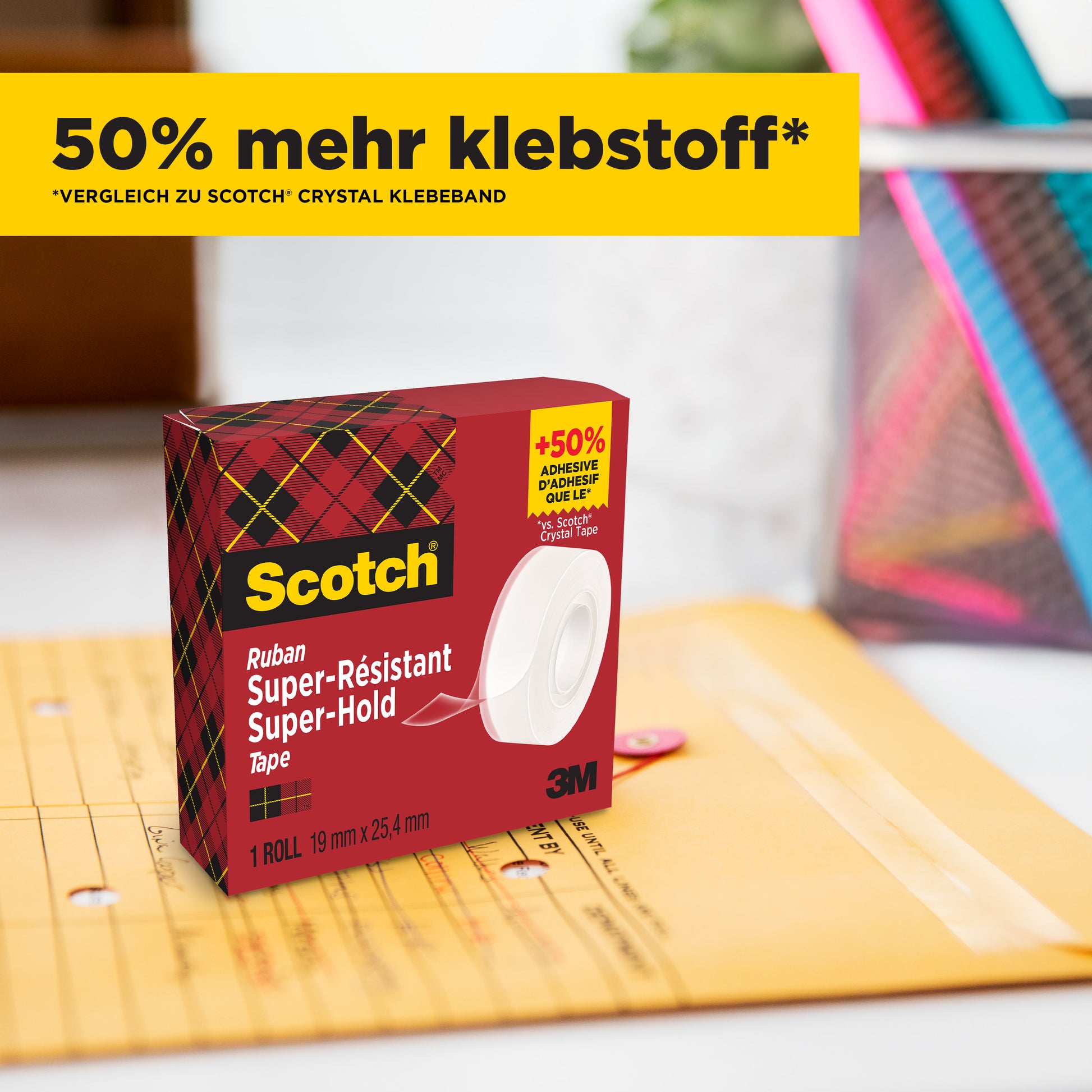 Eine Schachtel Scotch® Super-Hold Secure Tape, 1 Rolle, 19 mm x 25,4 m (3M Deutschland GmbH), mit rot-grün karierter Verpackung, liegt neben einem versiegelten Manila-Umschlag. Ein gelbes Banner mit der Aufschrift "50% mehr klebstoff*" steht über dem Karton.