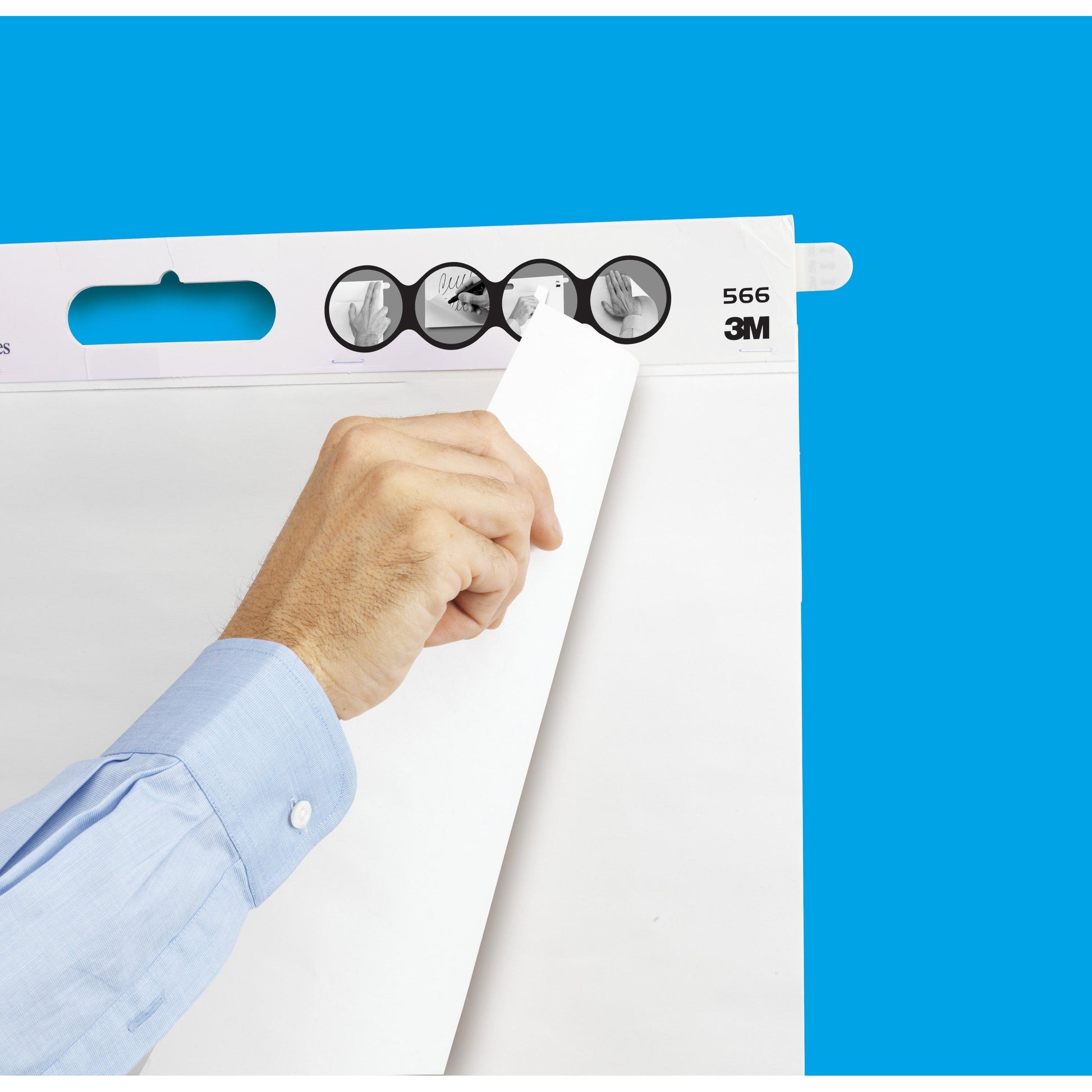 Eine Person im blauen Hemd löst ein Blatt von einem Post-it® Super Sticky Meeting Chart 566 (58,4 x 50,8 cm, weiß) der 3M Deutschland GmbH ab; das Flipchart zeigt oben illustrierte Anweisungen und hängt vor einem blauen Hintergrund.