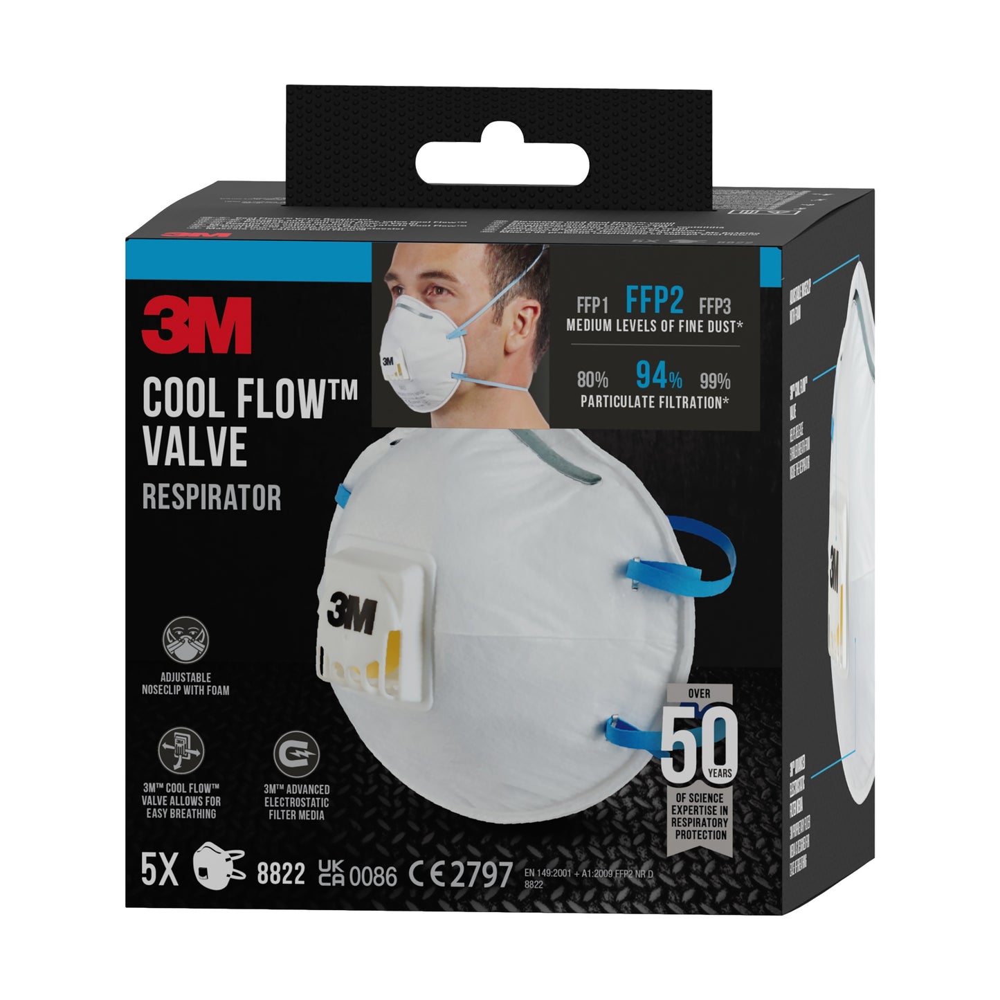 Eine schwarze Schachtel der 3M™ Cool Flow™ Partikelmaske 8822 der 3M Deutschland GmbH, FFP2 mit Ventil, zeigt eine Person, die die Maske trägt, und hebt Merkmale wie 94%ige Filtration, verstellbaren Nasenclip und fünf Masken hervor.