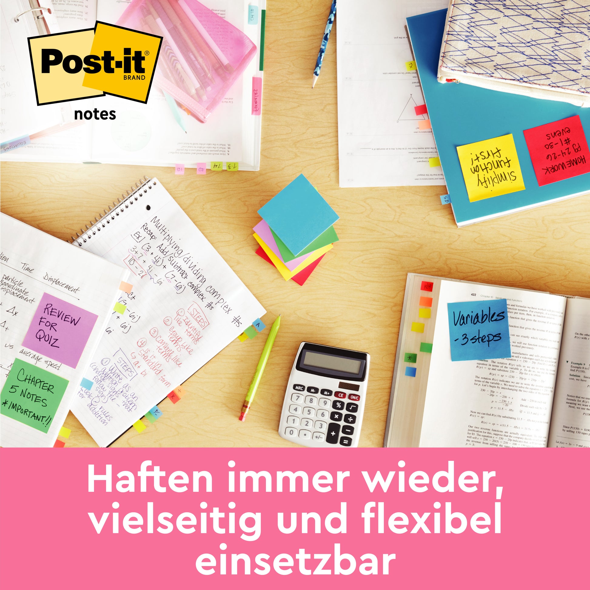 Ein Schreibtisch mit aufgeschlagenen Notizbüchern, einem Taschenrechner, Stiften und rosa Post-it® Haftnotizen (76x76mm, 100 Blatt/Block, 100% PEFC) der 3M Deutschland GmbH, die überall verstreut sind. Der Text auf Deutsch lautet: "Immer wieder haften, vielseitig und flexibel einsetzbar.