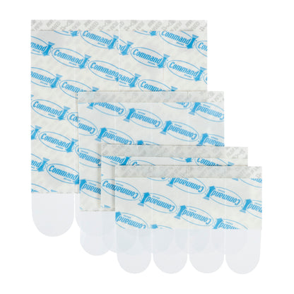 Vier Multipack Command™ Strips, transparent 17200CLR von 3M Deutschland GmbH, mit sichtbarem blauen Branding und klaren Zuglaschen-perfekt für spurlose Wandbefestigung und einfache Anwendung.