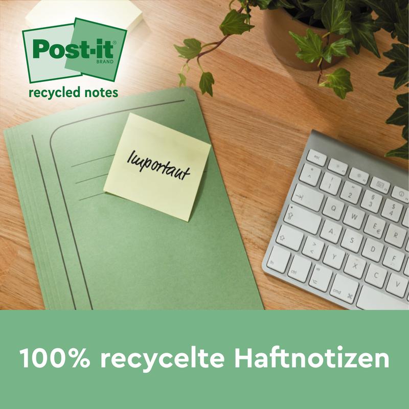 Een groene map met een Post-it® Recycling Note met het opschrift "wichtig" staat naast een wit toetsenbord en een plant. De notitie is 76x76 mm groot, 100 vellen/blok, gemaakt van 100% PEFC-gecertificeerd papier van 3M Deutschland GmbH.