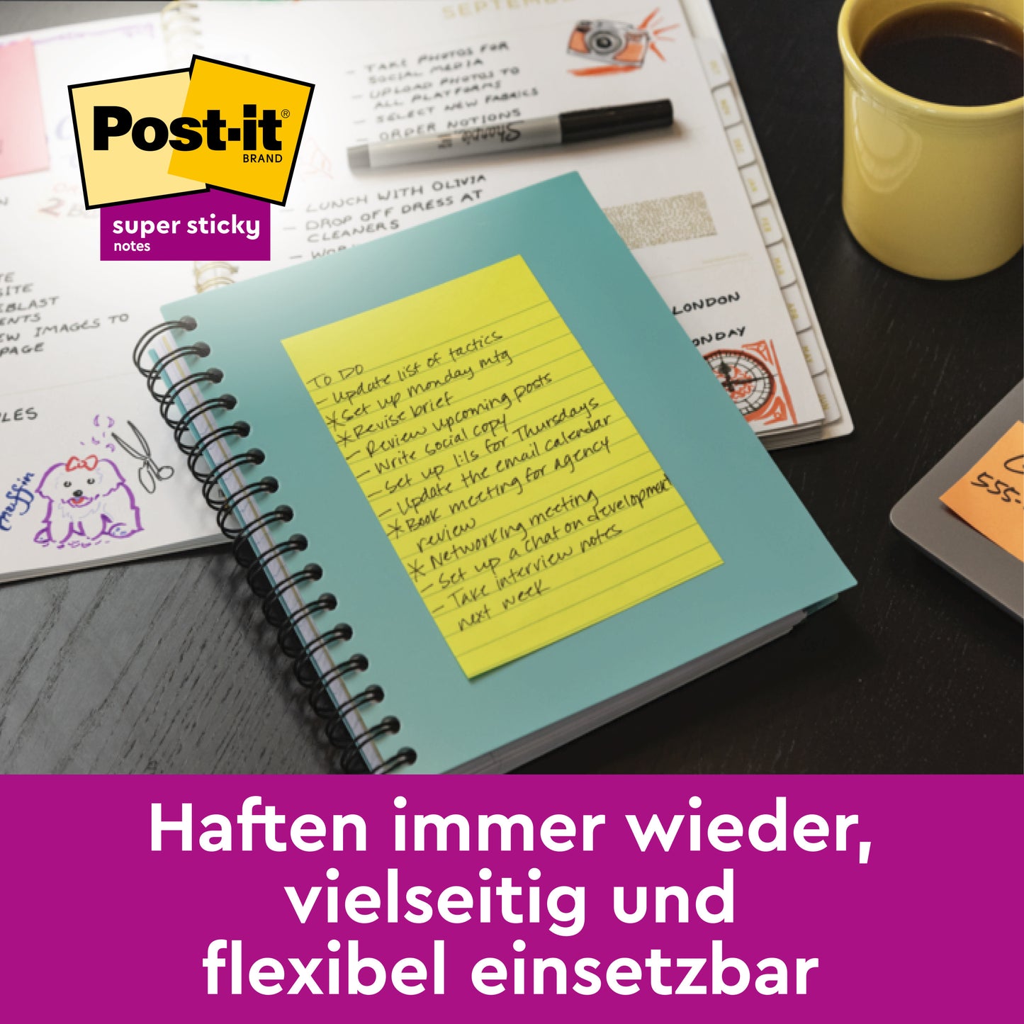 Eine gelbe Post-it® Super Sticky Meeting Note (203 mm x 153 mm, 70 Blatt, farbig sortiert) von 3M Deutschland GmbH klebt auf einem blauen Spiralnotizbuch auf einem Schreibtisch mit Papieren und Kunstzubehör. Haften immer wieder, vielseitig und flexibel einsetzbar.