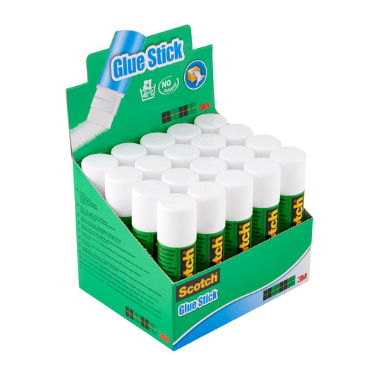 In einer grünen Pappschachtel mit der Aufschrift Scotch® Permanent-Klebestift, 21 g | 1 Stück" befinden sich mehrere Klebestifte mit weißen Kappen, auf deren Seiten die Marke 3M Deutschland GmbH und eine Produktinformation zu finden sind.