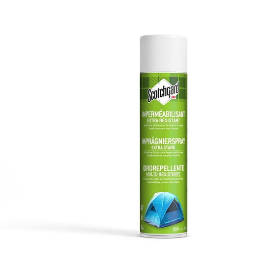 Une grande bombe verte de 400 ml de spray imperméabilisant Scotchgard™ « extra fort » de 3M Deutschland GmbH est posée debout. L'étiquette comporte un texte en plusieurs langues et l'image d'une tente bleue, idéale pour une protection « extra forte » des textiles.