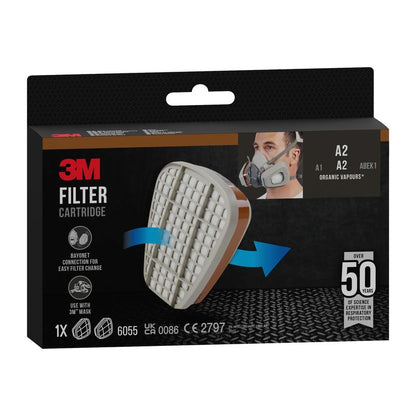 3M™ Filterpatroon 6055, A2 Organische Damp van 3M Deutschland GmbH is afgebeeld in een verpakking met een enkele patroon, een gebruiker met ademhalingsbescherming, productspecificaties en compatibiliteitsinformatie voor organische dampen; met de aanduiding A2 voor gebruik met 3M-maskers.