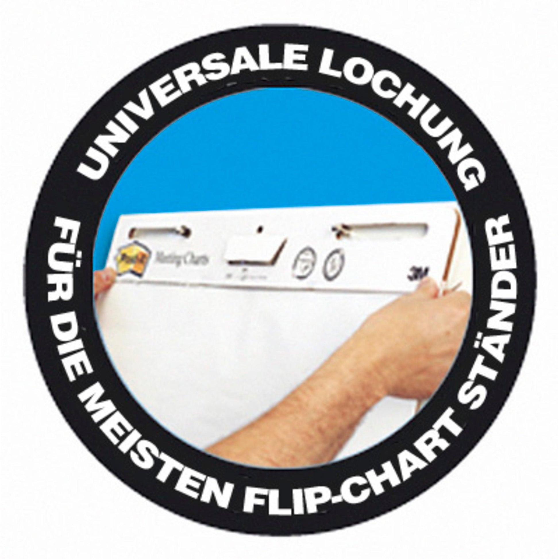 Ein Paar Hände montiert ein Post-it® Super Sticky selbsthaftendes Meeting Chart/Flipchart (63,5 x 76,2 cm, 30 Blatt) von 3M Deutschland GmbH. Der deutsche Text lautet: "UNIVERSALE LOCHUNG FÜR DIE MEISTEN FLIP-CHART STÄNDER" auf einem schwarzen Kreis.