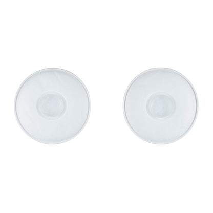 Zwei weiße, runde 3M™ Partikelfilter 2135 P3 von 3M Deutschland GmbH liegen nebeneinander auf einem einfarbig weißen Hintergrund - jede Packung enthält ein Paar Atemschutzmasken.