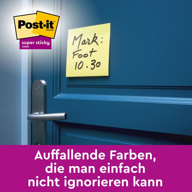 Un Post-it® Super Sticky 100% recyclé jaune (76x76 mm, 70 feuilles, 100% PEFC) de 3M Deutschland GmbH avec l'inscription manuscrite "Mark: Foot 10.30" est apposé près de la poignée d'une porte bleue ; en bas se trouve un texte en allemand.