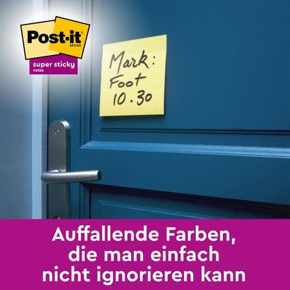Een gele Post-it® Super Sticky Note (47,6 mm x 47,6 mm, 90 vel/blok) van 3M Deutschland GmbH is aangebracht nabij een blauwe deurklink. Op de notitie staat "Mark: Voet 10.30". Bovenaan is het logo te zien, onderaan een Duitse tekst over opvallende kleuren.