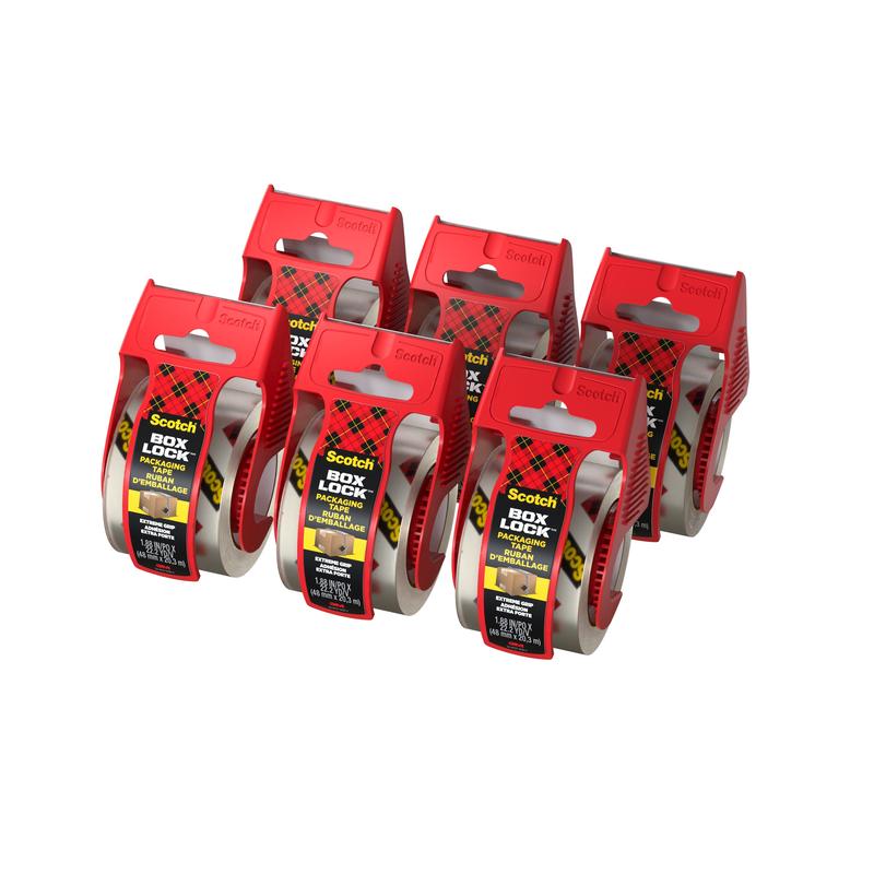 Six rouleaux de ruban d'emballage Scotch® Box Lock™ 48 mm x 20,3 m de 3M Deutschland GmbH, chacun avec un distributeur rouge, sont regroupés sur un fond blanc. Les étiquettes montrent la marque et les informations sur le produit en jaune, noir et rouge.