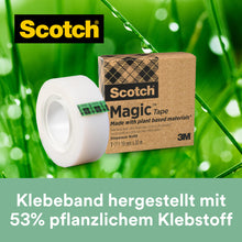 Auf einem grünen Hintergrund mit Wassertropfen sind der 3M Scotch® C38 Tischabroller schwarz und drei Rollen Scotch® Magic™ Klebeband (19 mm x 33 m) abgebildet. Auf der Verpackung steht, dass es zu 66 % aus pflanzlichem Klebstoff besteht.