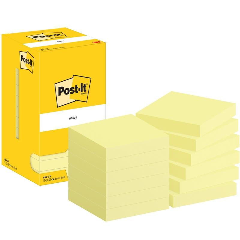 Une boîte de notes Post-it® jaune de 3M Deutschland GmbH se trouve à côté de douze piles de blocs-notes jaunes (76x76mm, 100 feuilles/bloc) dans un emballage en carton (100% PEFC). Tout est soigneusement disposé sur un fond blanc.