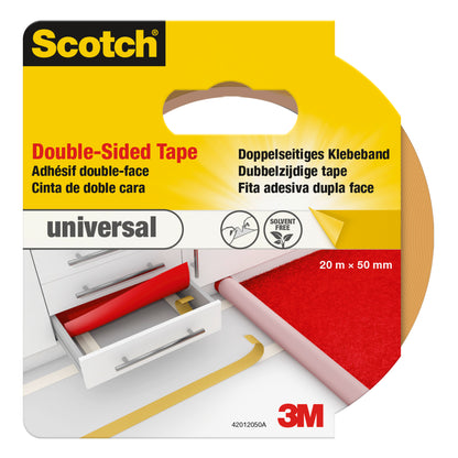 L'emballage du ruban adhésif universel pour tapis Scotch® de 3M Deutschland GmbH montre un rouleau utilisé sur un bureau et un tapis, avec des informations sur le produit et du texte multilingue.