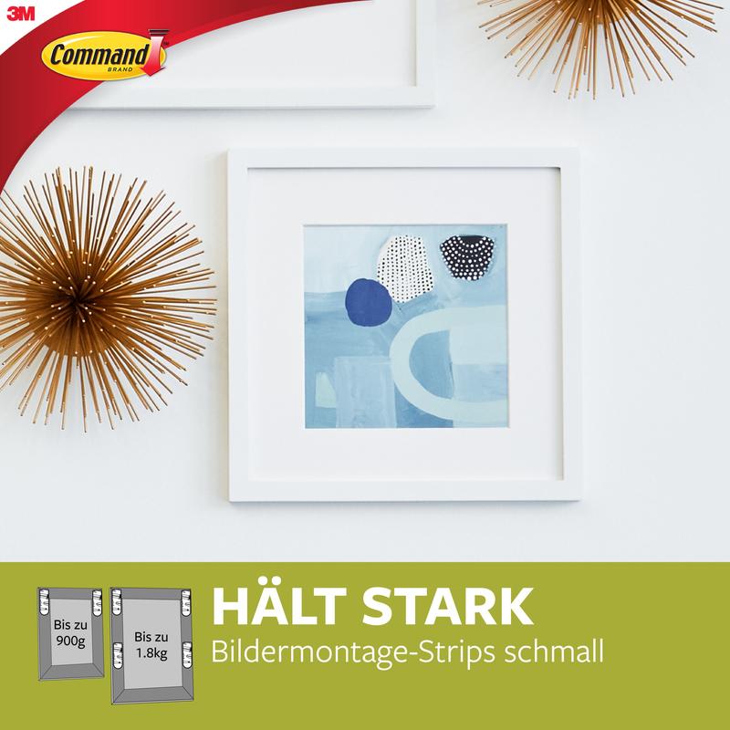Een abstract blauw-wit kunstwerk in een wit frame wordt opgehangen met Kleine witte Command™ Bilder-Montage Strips S 17202FGN van 3M Deutschland GmbH - ideaal voor spoorloze, sterke bevestiging van foto's zonder boren. De gouden sterburst-decoratie vult de scène aan.