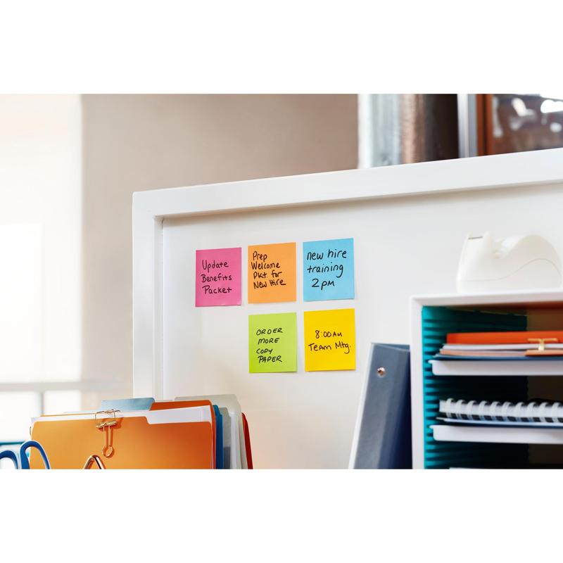 Een witte kantoorverdeler met 3M Post-it® Super Sticky Notes (47,6 mm x 47,6 mm), herinneringen voor sociale voordelen, trainingen, papierbestellingen, een teamvergadering en formulieren voor nieuwe medewerkers, evenals een plakbandhouder en diverse accessoires.