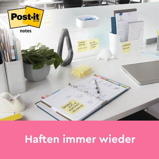 Ein moderner Bürotisch mit 3M Post-it® Notes, Gelb, 76x76 mm, auf dem Planer, dem Schreibtischteiler und dem Wandhalter. Jede Packung enthält 2 Blöcke à 100 Blatt (PEFC-zertifiziert). Text: "Haften immer wieder.