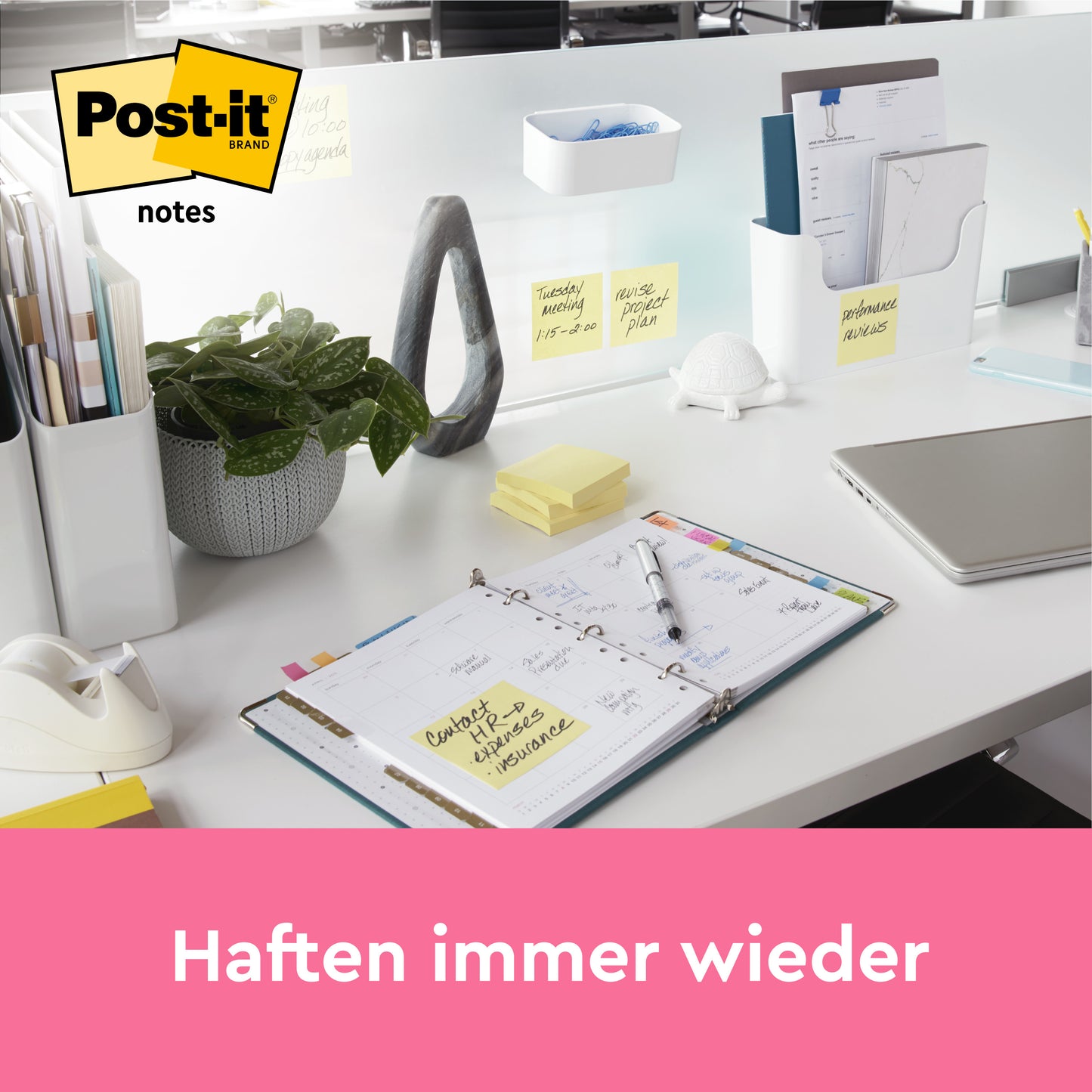 Ein aufgeräumter weißer Schreibtisch mit Bürobedarf, Pflanze, Laptop und aufgeschlagenem Planer ist mit Post-it® Notes Gelb (51x76 mm, 100 Blatt/Block, 12 Blöcke/Packung) von 3M Deutschland GmbH ausgestattet. Haftnotizen sind sichtbar; "Haften immer wieder." Logo oben links.