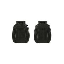 Zwei schwarze Filtergehäuse mit gerippter Oberfläche und rechteckiger Form, nebeneinander auf hellem Hintergrund dargestellt.