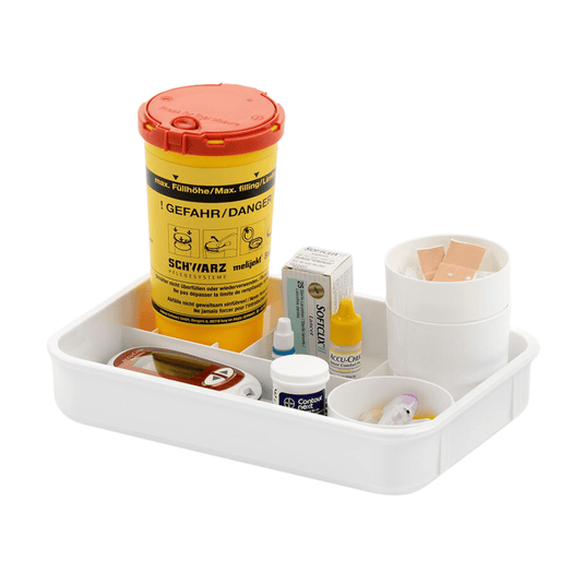 Le kit de glycémie « melijekt E » de la société Helmut Schwarz GmbH comprend un étui blanc contenant un étui à canules jaune, indispensable à la mesure de la glycémie, ainsi qu'un lecteur de glycémie muni d'un dispositif à lancette. La livraison comprend également un flacon de bandelettes réactives, des petites boîtes contenant des accessoires médicaux, une solution pour lentilles de contact et des gobelets en plastique avec des pansements adhésifs.