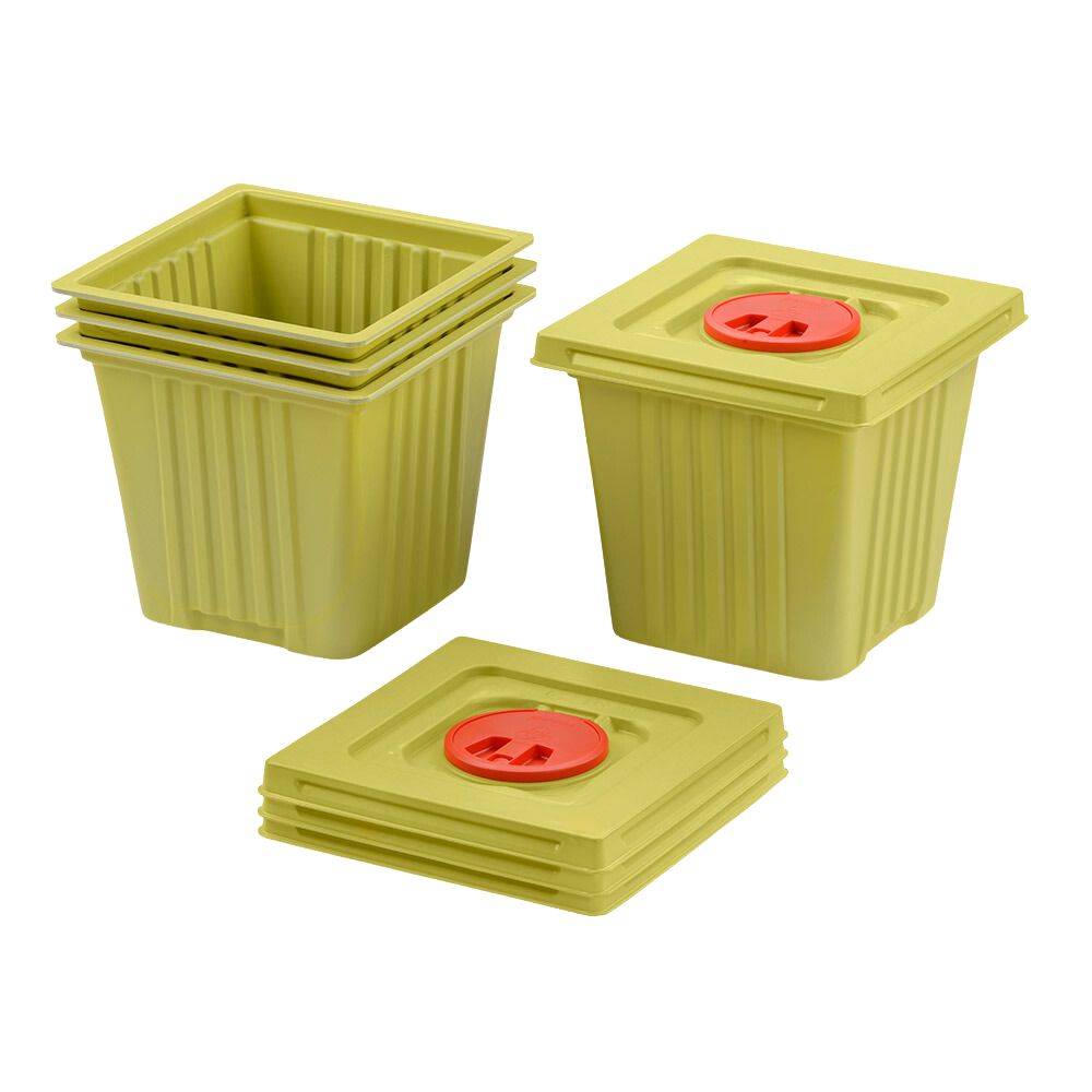 20-delige set melijekt afvalcontainers 12 L van Helmut Schwarz GmbH in karton. Vierkante groene containers met bijpassende deksels, elk met een ronde rode gleuf in het midden. Drie zijn gestapeld, één is afgebeeld met deksel. Gemaakt van gerecycled materiaal.