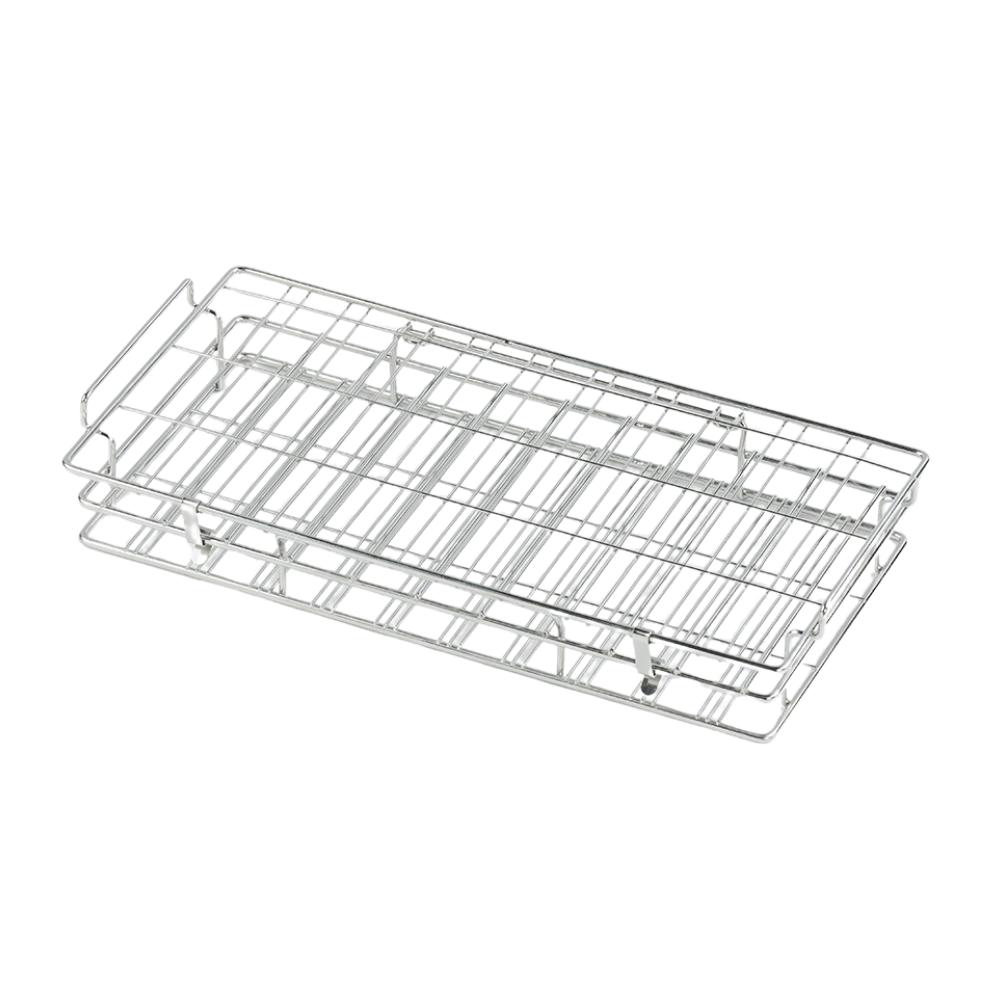 Wir präsentieren den Melipul Becher-Spülkorb aus Edelstahl in groß von Helmut Schwarz GmbH, ein stilvolles und langlebiges Accessoire für jede Küche. Diese schlanke Metallkonstruktion verfügt über mehrere Stützbeine und eignet sich daher perfekt zum Platzieren von Backwaren oder anderen Lebensmitteln, die effizient gekühlt werden sollen. Seine rechteckige Form und das Gittermuster sorgen für optimale Luftzirkulation und fügen sich nahtlos in Ihre Küche ein.