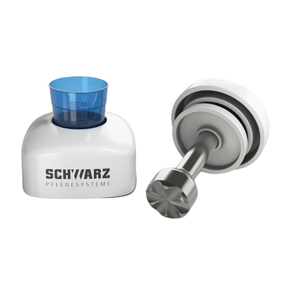 Afbeelding van een melipul tablettenvergruizer PROFI van Helmut Schwarz GmbH, in in hoogte verstelbaar wit en metalen design met blauwe maatbeker, ideaal voor gebruik in zorginstellingen. Aan de onderkant staat "SCHWARZ PFLEGESYSTEME". Het tweede perspectief toont het apparaat horizontaal liggend met uitgeschoven applicator.