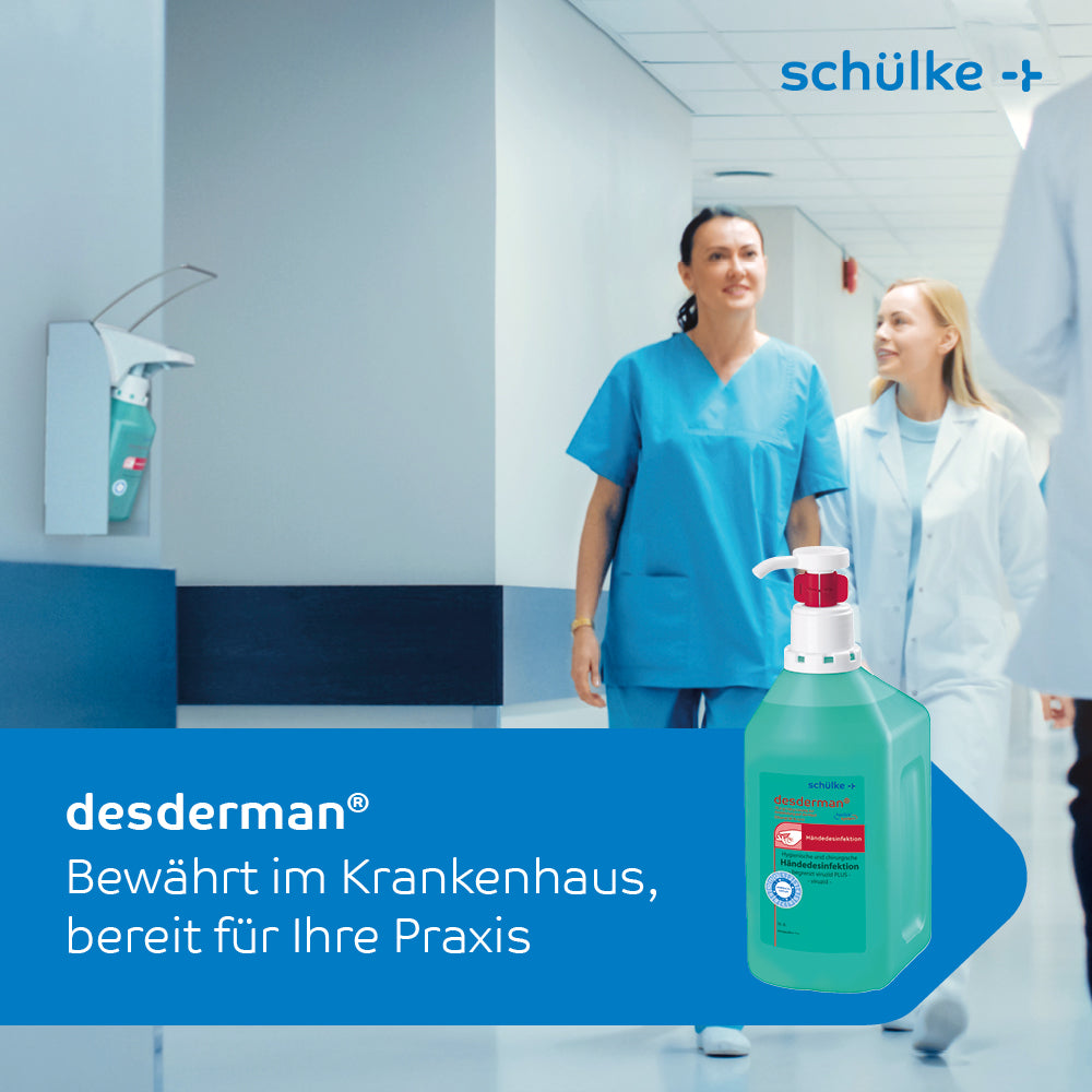 In een gang van een medische instelling is een dispenser met handdesinfectiemiddel aan de muur gemonteerd. Op de achtergrond lopen twee gezondheidswerkers in blauw-witte uniformen. De tekst op de afbeelding luidt: "Schülke desderman® handdesinfectie (zonder kleurstof/parfum) - Beproefd in het ziekenhuis, klaar voor uw praktijk", op de voorgrond is een Schülke desderman® handdesinfectie (zonder kleurstof/parfum) te zien.