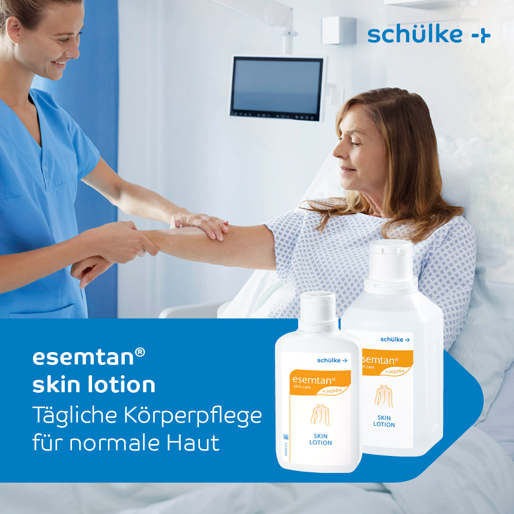 Un professionnel de santé en uniforme bleu applique la lotion pour la peau esemtan® de Schülke & Mayr GmbH sur le bras d'un patient allongé dans un lit d'hôpital. Au premier plan, on voit les flacons de produit. Le texte dit « Schülke esemtan® lotion pour la peau » et « Soin corporel quotidien pour peau normale ».