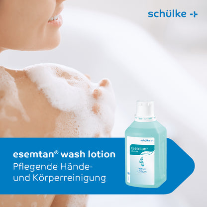 On voit une personne sous la douche dont les épaules et le haut du corps sont couverts de mousse. Au premier plan se trouve une bouteille de Schülke Esemtan® lotion lavante. Le texte sur l'image indique « Schülke Esemtan® lotion lavante sans savon – Nettoyage nourrissant des mains et du corps » et « Schülke & Mayr GmbH ».