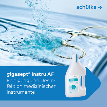 Een afbeelding toont een fles Schülke gigasept® instru AF instrumentdesinfectie (aldehydevrij), een reinigings- en desinfectiemiddel voor medische instrumenten. Op de achtergrond zijn een close-up van water en een bril te zien, wat de effectiviteit van het middel bij endoscopenreiniging benadrukt. De tekst is in het Duits en bevat de merknaam Schülke & Mayr GmbH.
