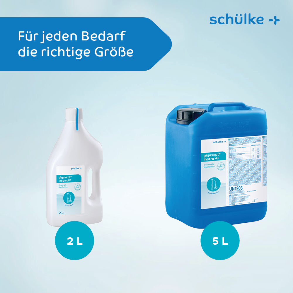 De afbeelding toont twee containers Schülke gigasept® instru AF instrumentdesinfectie (aldehydevrij) met het logo van Schülke & Mayr GmbH. De linker container, ideaal voor endoscopenreiniging, heeft een inhoud van 2 liter en is wit met een blauw etiket, terwijl de rechter container 5 liter inhoud heeft en blauw met een wit etiket is. Beide staan op een lichtblauwe achtergrond. De tekst luidt 'Voor elke behoefte de juiste maat.'