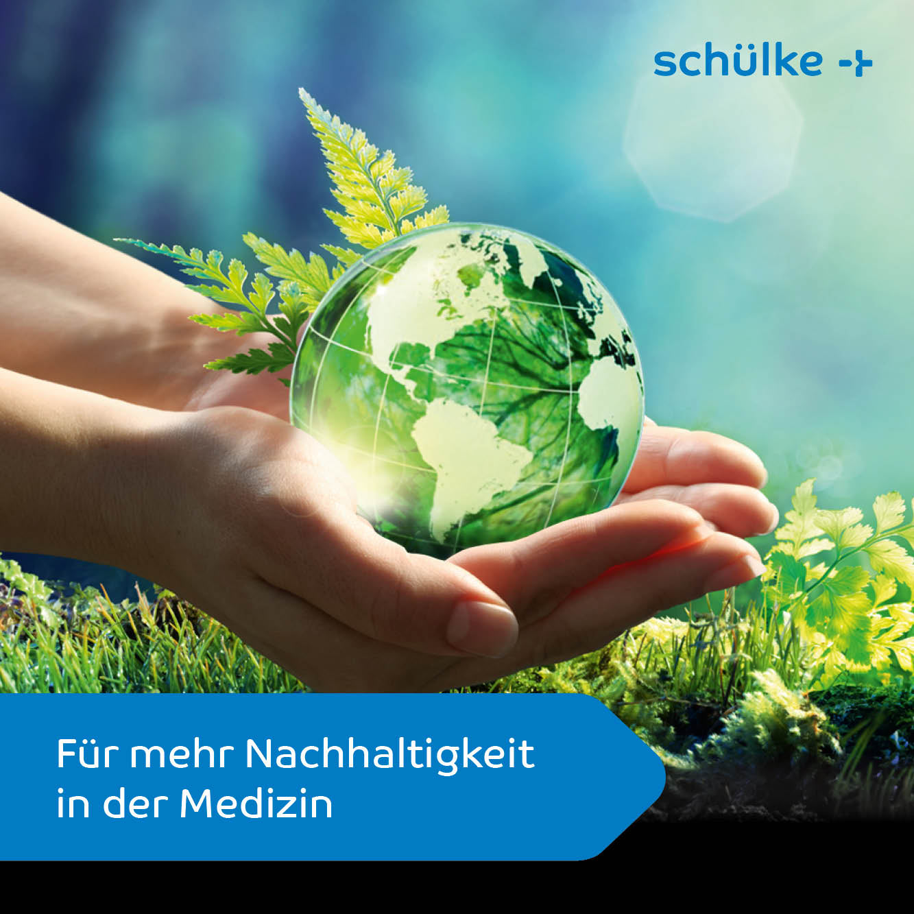 Hände, die einen durchsichtigen Globus mit einer Pflanze umfassen, vor dem Hintergrund von Grün und Himmel, symbolisieren eine grünere Zukunft. Text: „Für mehr Nachhaltigkeit in der Medizin“ mit Logo der Schülke & Mayr GmbH, das die Rolle der Schülke mikrozid® Universal Wipes Green Line Desinfektionstücher zur Infektionsprävention hervorhebt.