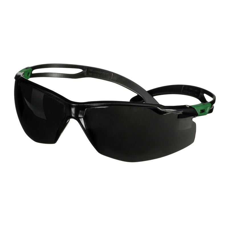 Lunettes de sécurité 3M™ SecureFit™ 500, branches vertes/noires, revêtement anti-rayures+ (K), niveau de protection des verres gris IR 5.0, SF550ASP-GRN-EU, 20 par paquet | Paquet (1 pièce)