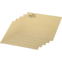 Een set van vier netjes gestapelde Vileda Professional PVAmicro microvezeldoekjes in beige, elk met tekst in de bovenhoek en door Vileda GmbH ontwikkeld voor uitmuntende prestaties.