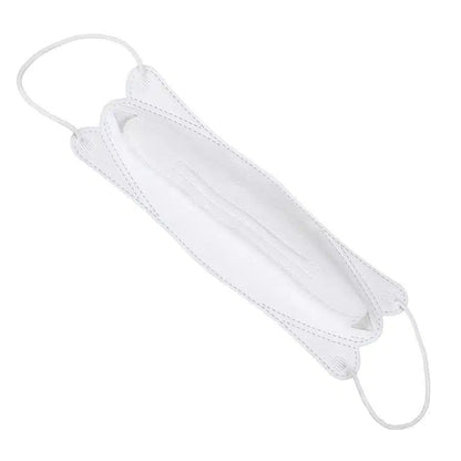 Afgebeeld is een wit, plat gevouwen Air Queen deeltjesfilterend mond-neusmasker CE2163 met zichtbare naadlijnen en oorlussen aan beide uiteinden. Tegen een witte achtergrond is zijn nanovezel-filter benadrukt, wat het ontwerp en de structuur van het masker benadrukt.