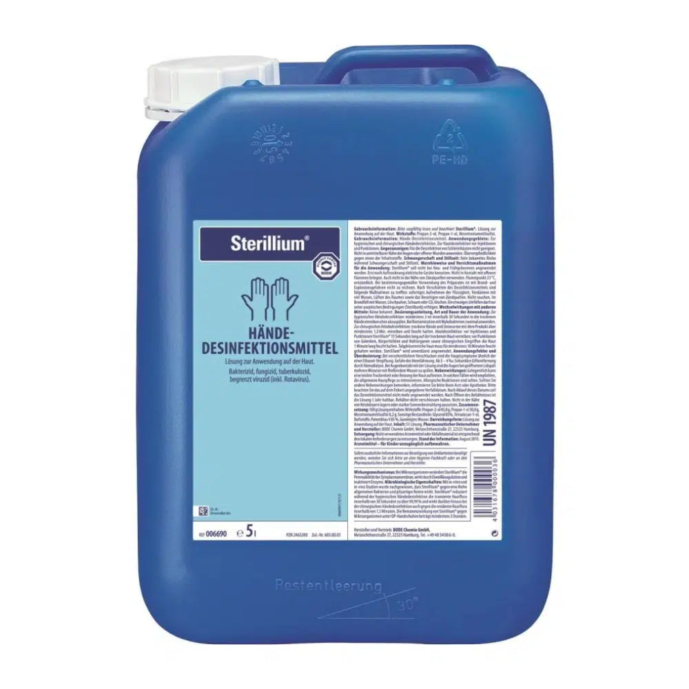 Een blauwe 5-liter jerrycan met het opschrift 'Sterillium® handdesinfectiemiddel' met gedetailleerde productinformatie en gebruiksinstructies op het etiket.