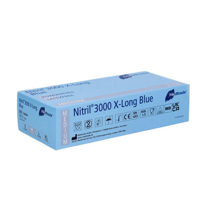 Een doos Meditrade Nitril® 3000 X-Long 100 stuks nitrilhandschoenen extra lang, blauw in maat Medium, met blauwe verpakking met productdetails en certificeringen. Deze nitrilhandschoenen bieden bescherming door Meditrade GmbH.
