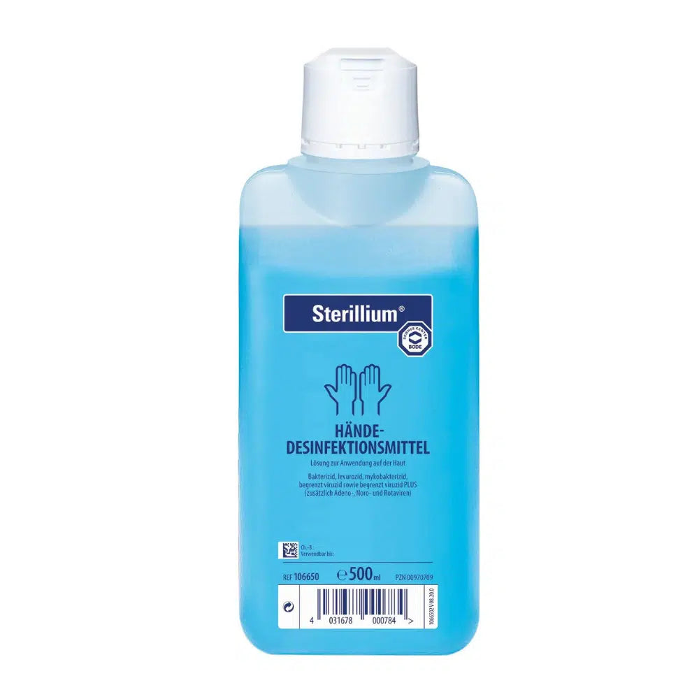 Een fles Sterillium® handdesinfectiemiddel van Paul Hartmann AG met blauw etiket en witte dop bevat 500 ml antibacteriële vloeistof. Het etiket is in het Duits en geeft aan dat het om een handdesinfectiemiddel gaat.