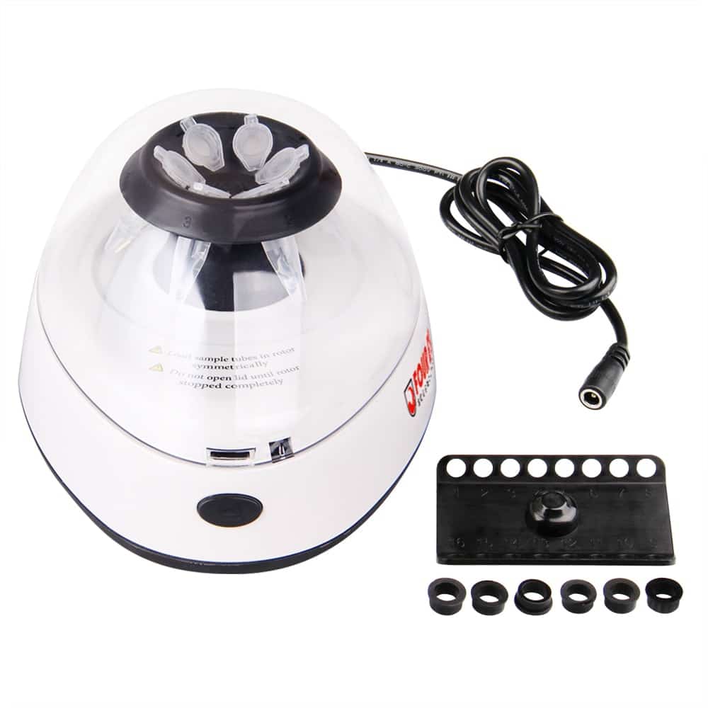 Un testeur d'œufs Altruan blanc et transparent avec un câble d'alimentation et divers joints en caoutchouc sur fond blanc. L'appareil est utilisé comme Kit PCR Pure - appareil entièrement équipé pour vérifier l'avancement du développement des œufs.