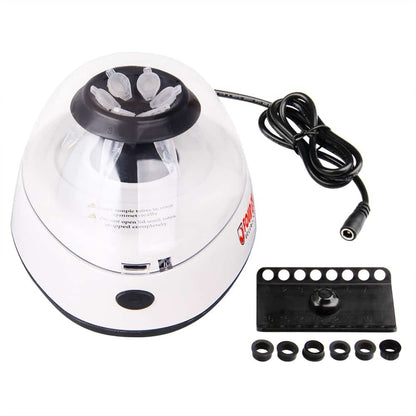 Un testeur d'œufs Altruan blanc et transparent avec un câble d'alimentation et divers joints en caoutchouc sur fond blanc. L'appareil est utilisé comme Kit PCR Pure - appareil entièrement équipé pour vérifier l'avancement du développement des œufs.